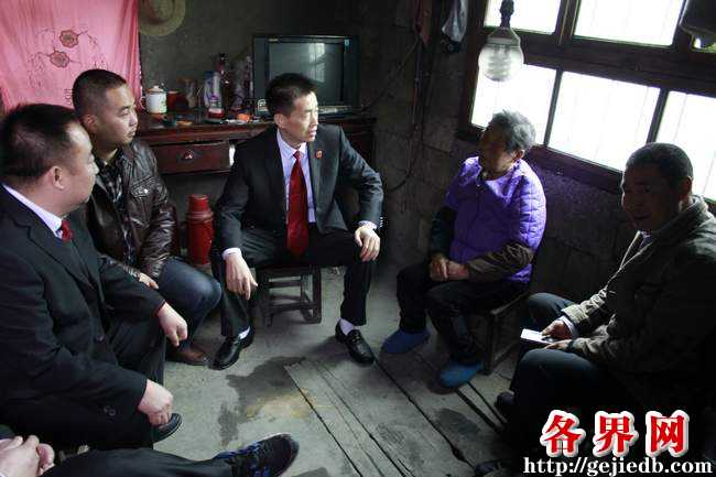 3岚皋法院党组书记刘染华走访贫困户李永平.JPG
