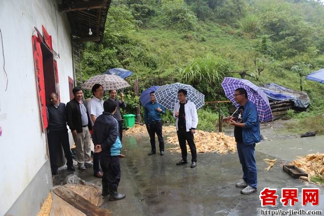 调整大小 陈猛检察长与驻村工作队深入叶金沟村查看灾情2.JPG