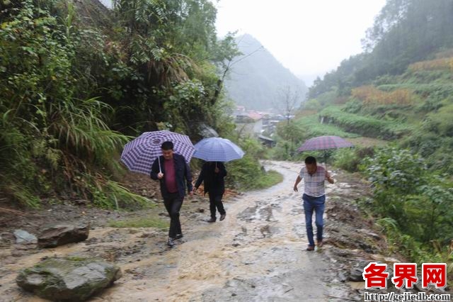 调整大小 陈猛、曹俊与磨石沟村支书冒雨赶往磨石沟水库.JPG